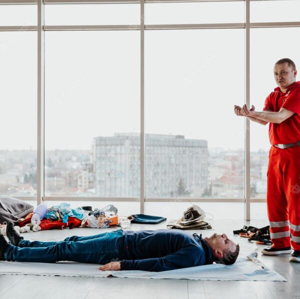 26032022-kyiv-ukraine-people-learning-how-safe-life-when-person-is-injured-unconscious-is-choked-sitting-together-with-instructor-during-first-aid-training-indoors_632557-1924